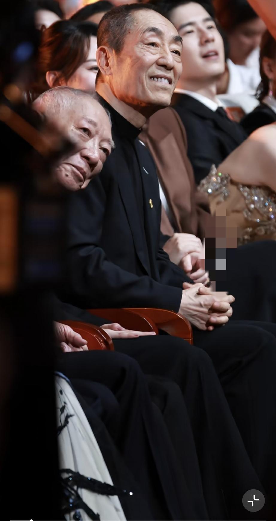 8月10日，张艺谋参加第38届百花奖老了不少，像慈祥的大爷，但排面拉满，获优秀影