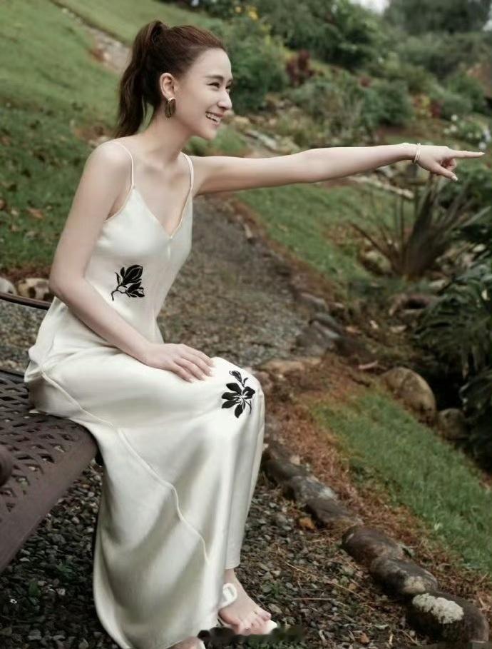 何超莲不愧是赌王家的最美千金，连脚趾头都是美的，窦骁真有福气！​​​