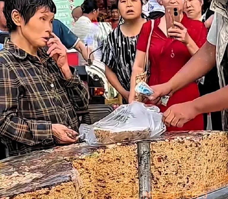 “现在看见这种切糕，都有心理阴影了，那么大家见了这种切糕，会买吗？”近日，一位大