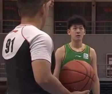 张陈治锋高效爆发，内线小将展现成长潜力内线小将张陈治锋迎来一场亮眼的比赛，