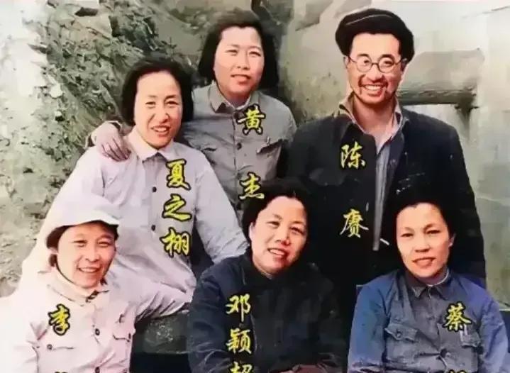 这是开国大将陈赓在延安时与五名杰出女性同框照，这里面有大家耳熟能详的周总理夫人邓