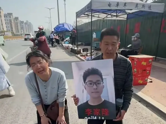 考试作弊被抓包，脸一挂直接离校玩失踪。当地政府帮忙在黄河搜寻了三个月，却一无所获