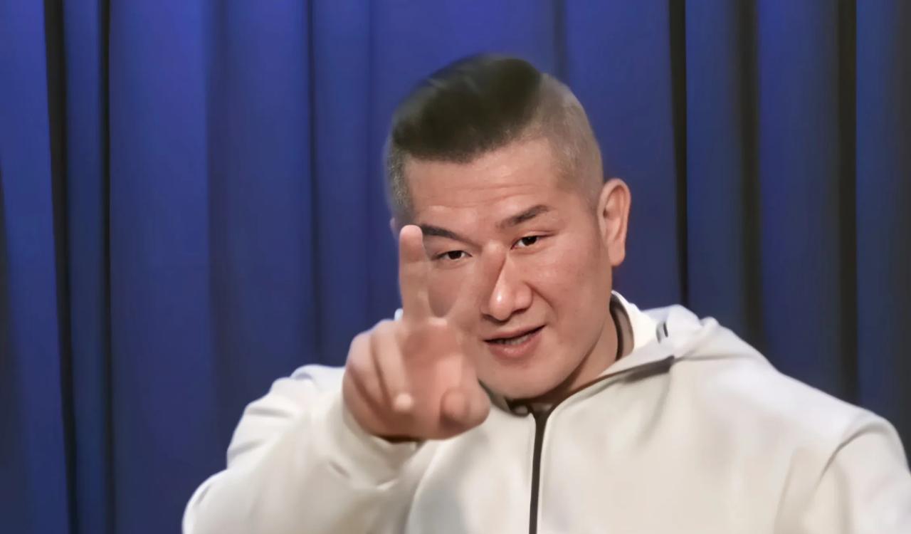 够直接！馆长谈到想来北京看阅兵主要原因时说出：“因为这也是我们的军队！”馆长在