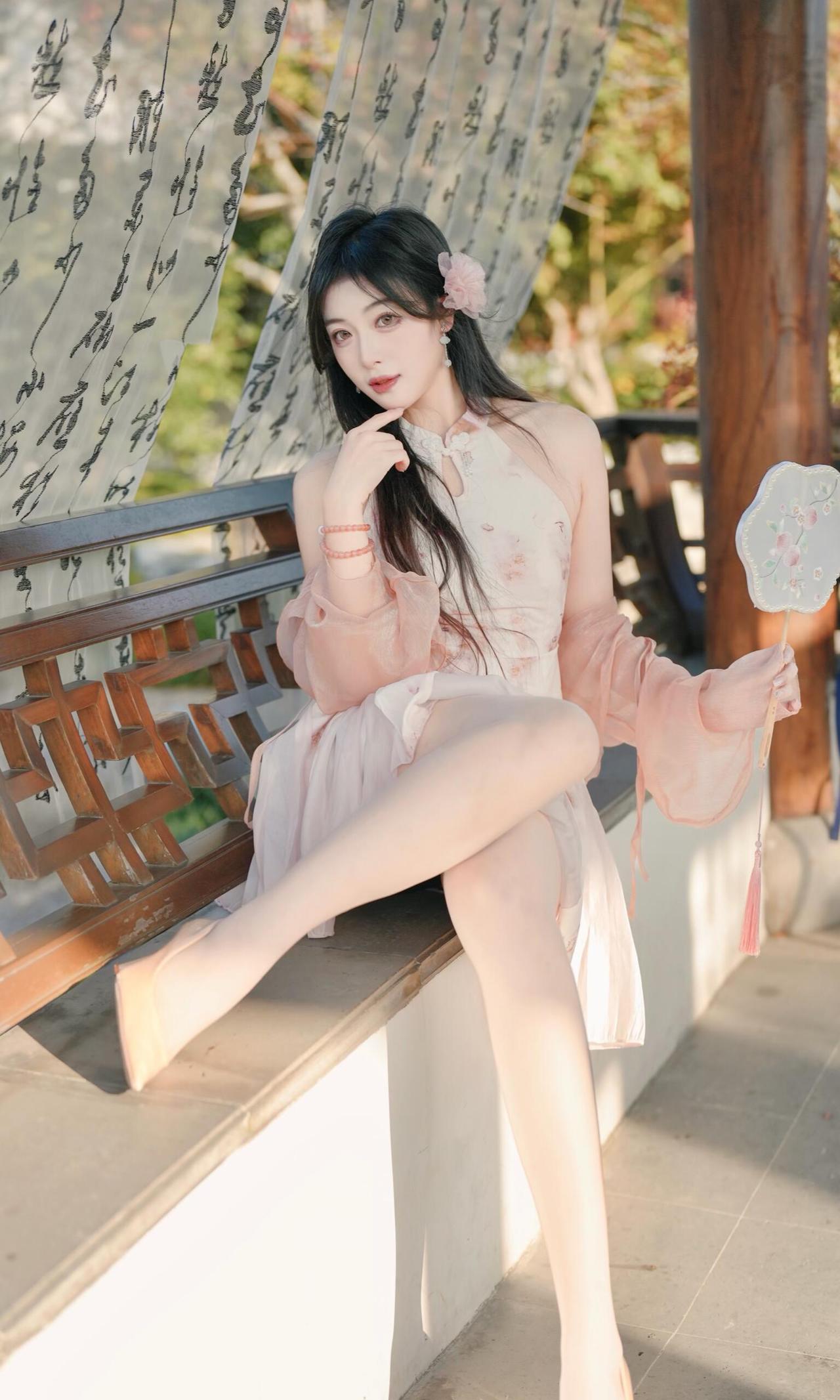 白茶清欢浸古亭，风过处，纱帘上的墨字摇成半阙旧词。她执团扇倚栏，藕色裙裾沾了