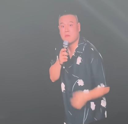 谭晶去看岳云鹏的演唱会，惨遭“驱逐”，岳云鹏调侃她：“谭晶姐，你能先走吗？一位歌