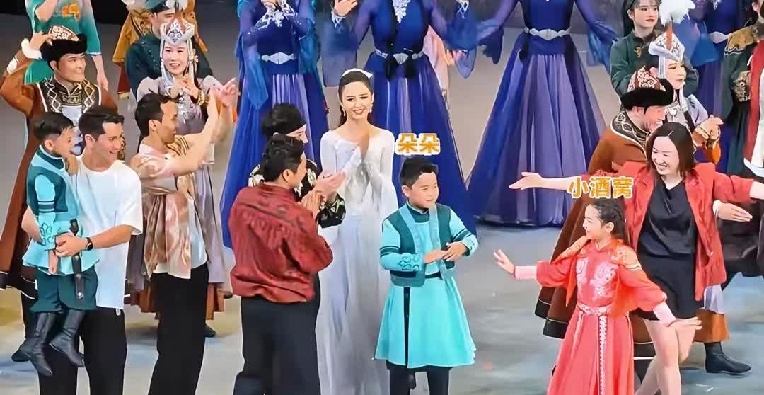 佟丽娅儿子是被姥姥带大的结果佟丽娅说：暑假不让朵朵去姥家，胖的眼睛都没了，而