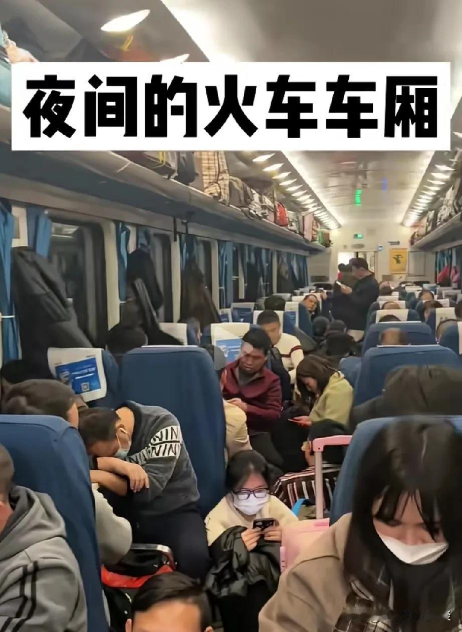 看看这绿皮火车挤的不成样子。这一年一度的，过年马上要开始了，老乡们开始返程了，他
