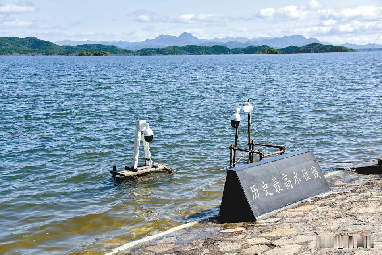 你说奇不奇怪，北京的密云水库，水面不过188平方公里，居然能存下431.7亿立方