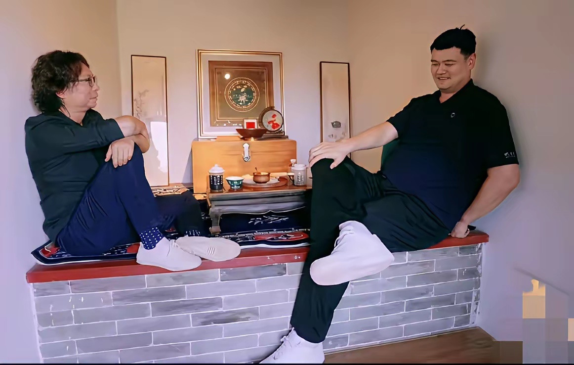 这是谁设计的炕，这么不人性化，看得出姚明坐着还是很憋屈，要是想躺一会儿的话，估计