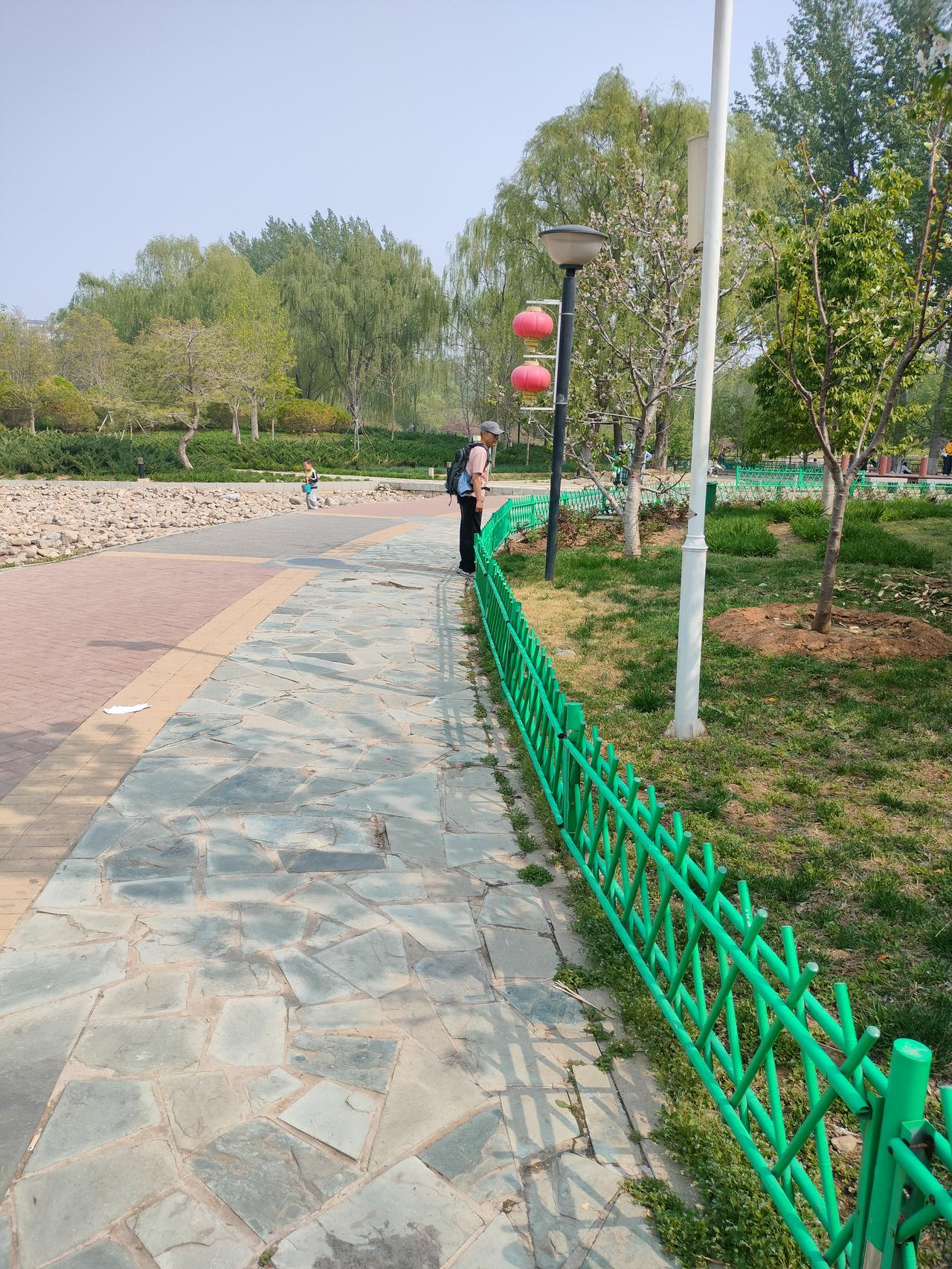 河北三河燕郊到底适不适合居住在燕郊居住已经22年了，说句负责任的话，燕郊属于宜居