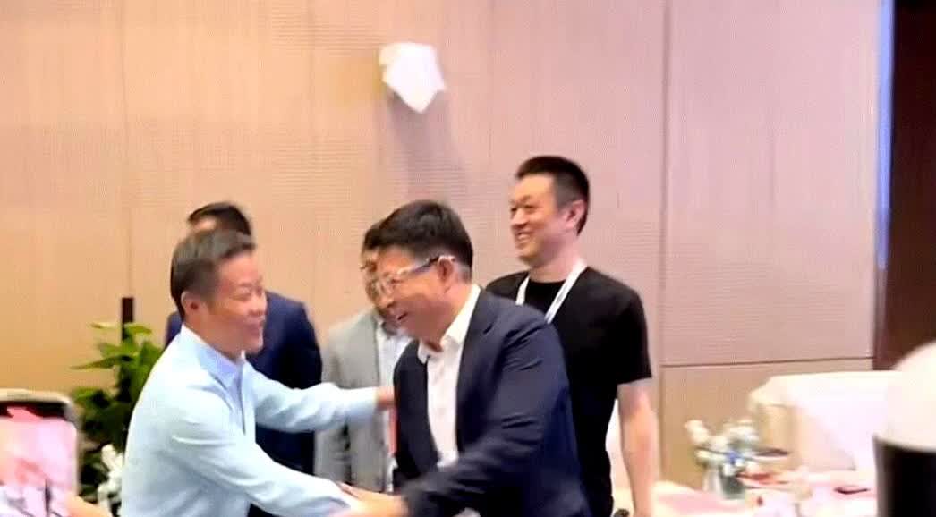 余承东说，某界和我们合作时，坚持只让我们负责产品定义和设计，却不让我们管生产，结