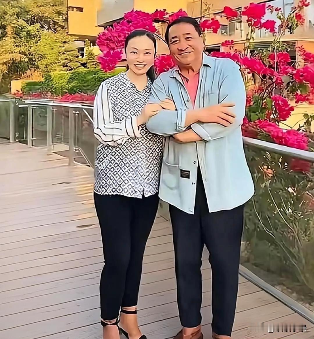 姜昆跟46岁的女儿姜珊在豪宅里拍了一组生活照，俩人一起做饭、散步、练八段锦，日子