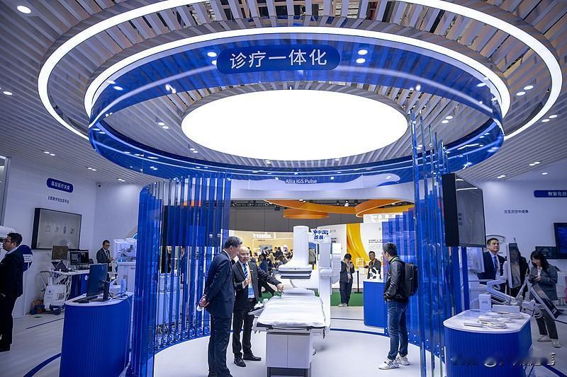 我还挺相信AI诊疗准确性的。就说清华大学智能产业研究院院长张亚勤提到的，AI医院
