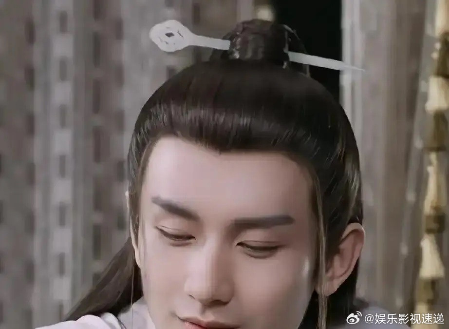 成毅这次真是把人看愣了一部五年前的老剧《与君歌》深夜重播，没怎么宣发，结果7月2