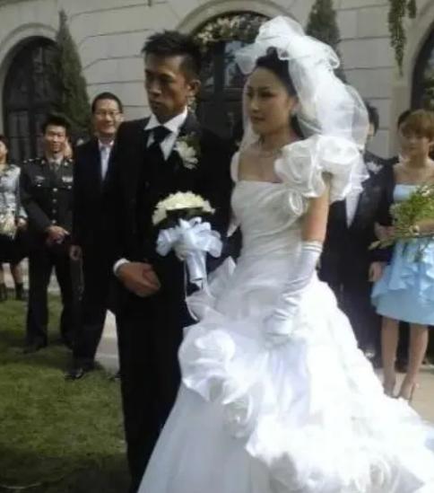 2009年，38岁的王学兵娶了31岁的美女孙宁，结婚时，孙宁又买房又办婚宴，结果