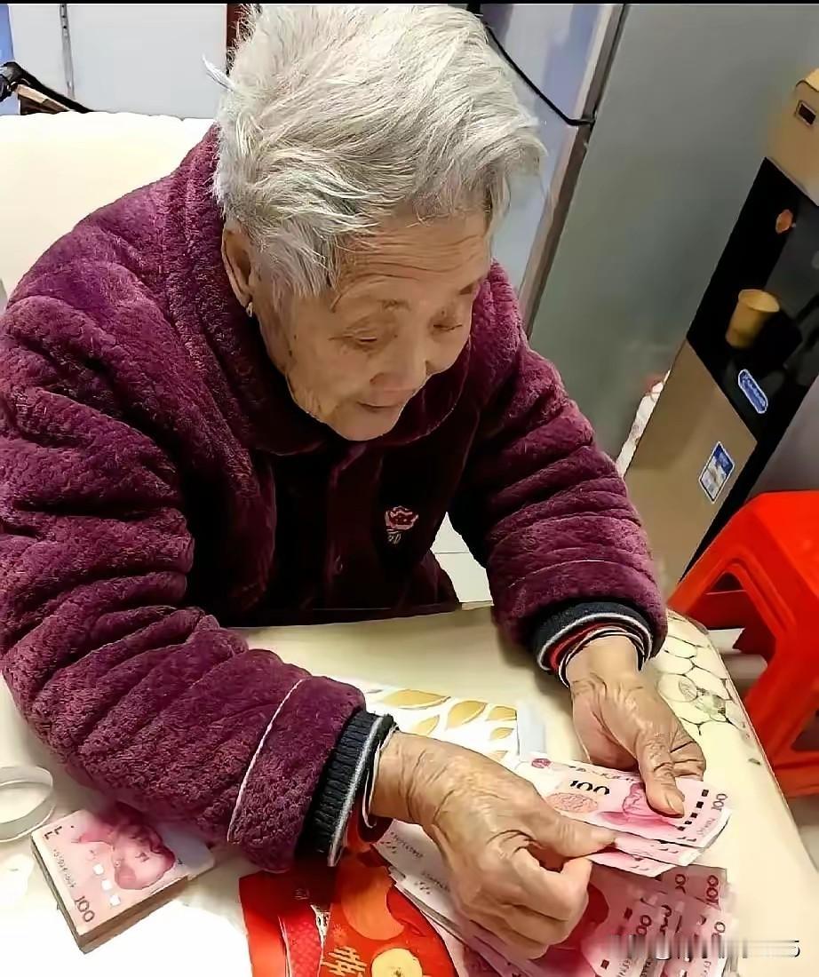 91岁的上海老阿婆，用每月7600元的退休金，为五个子女每天发放200元的“工资