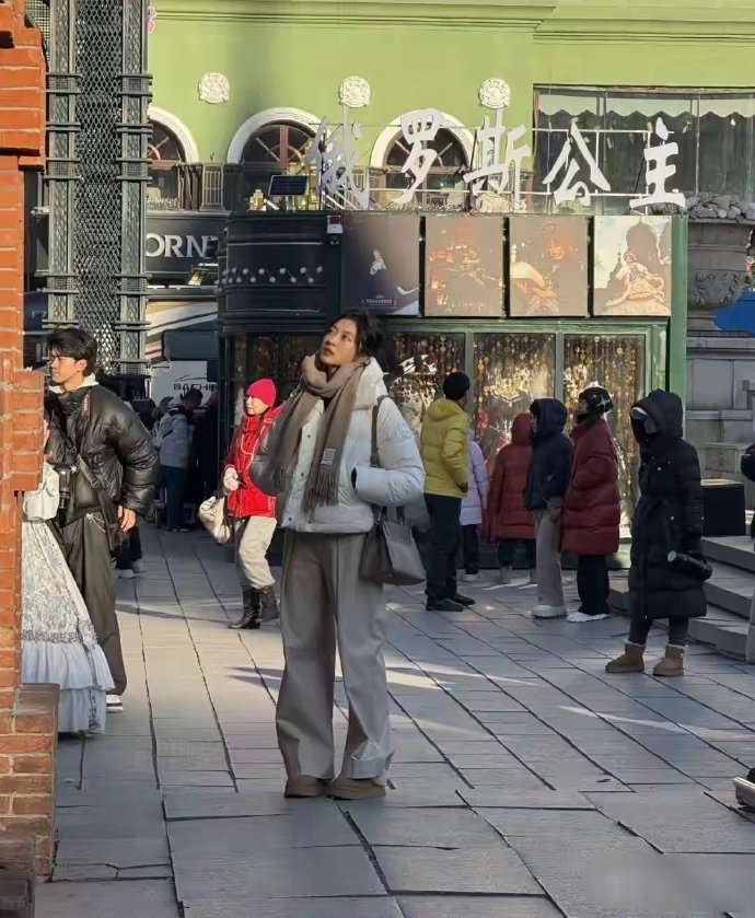 网友哈尔滨偶遇孙千，这大高个又瘦又美，本人腿超长，笑起来好甜​​​