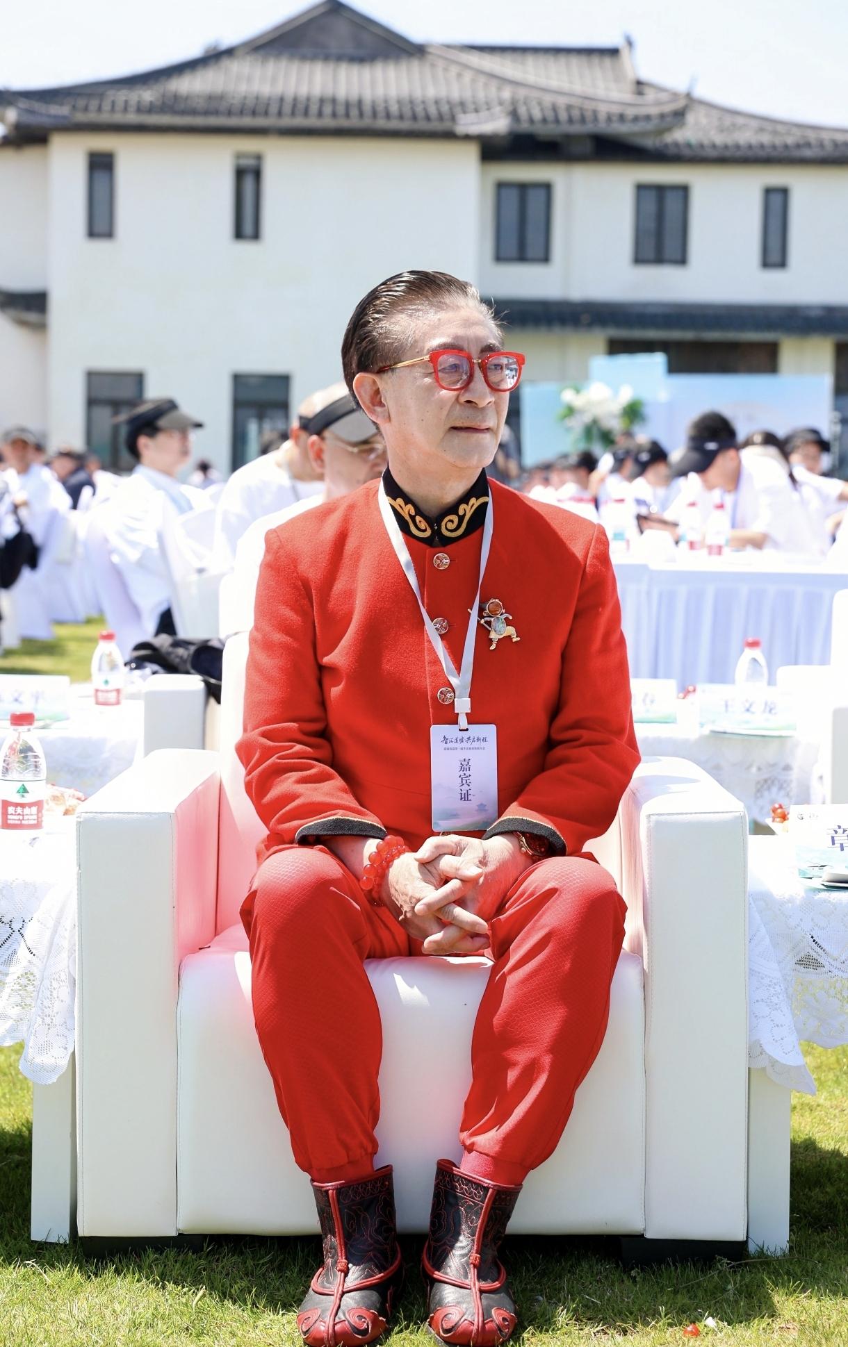章金莱先生有七十岁了吧，发现他喜欢穿大红色衣服。他扮演的孙悟空已成经典，一个角色