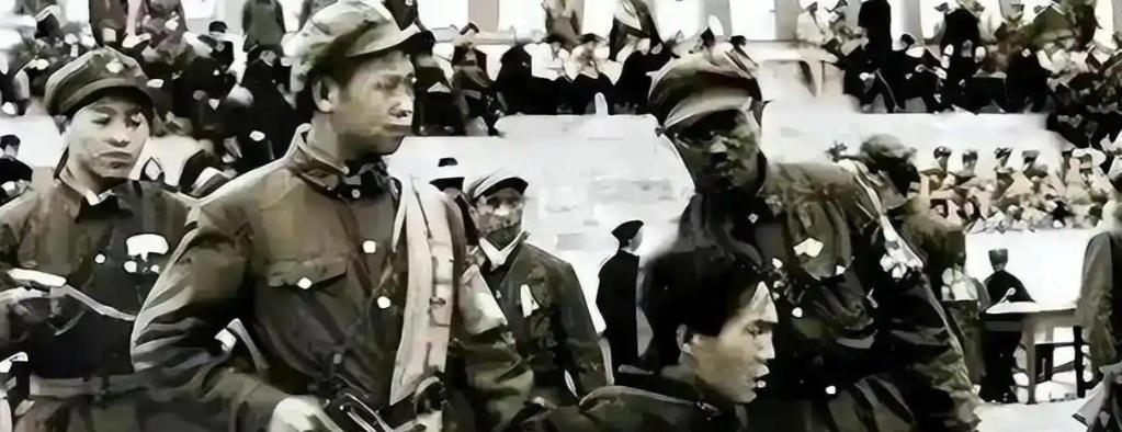 戴笠的孙子戴以宏，在安徽枞阳农场修了一辈子拖拉机，这事儿搁谁身上都觉得离谱。19