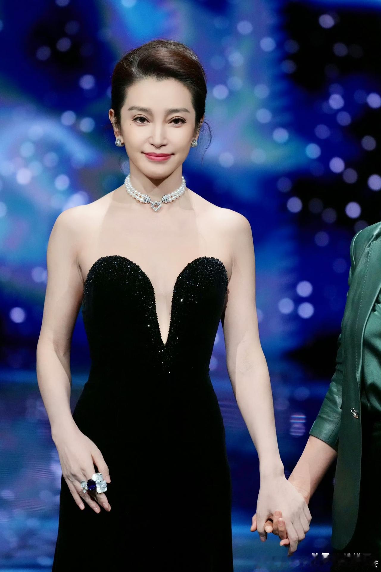 李冰冰一袭黑裙优雅封神，妹妹李雪一身墨绿西装干练霸气，全网都在问：当年李雪要