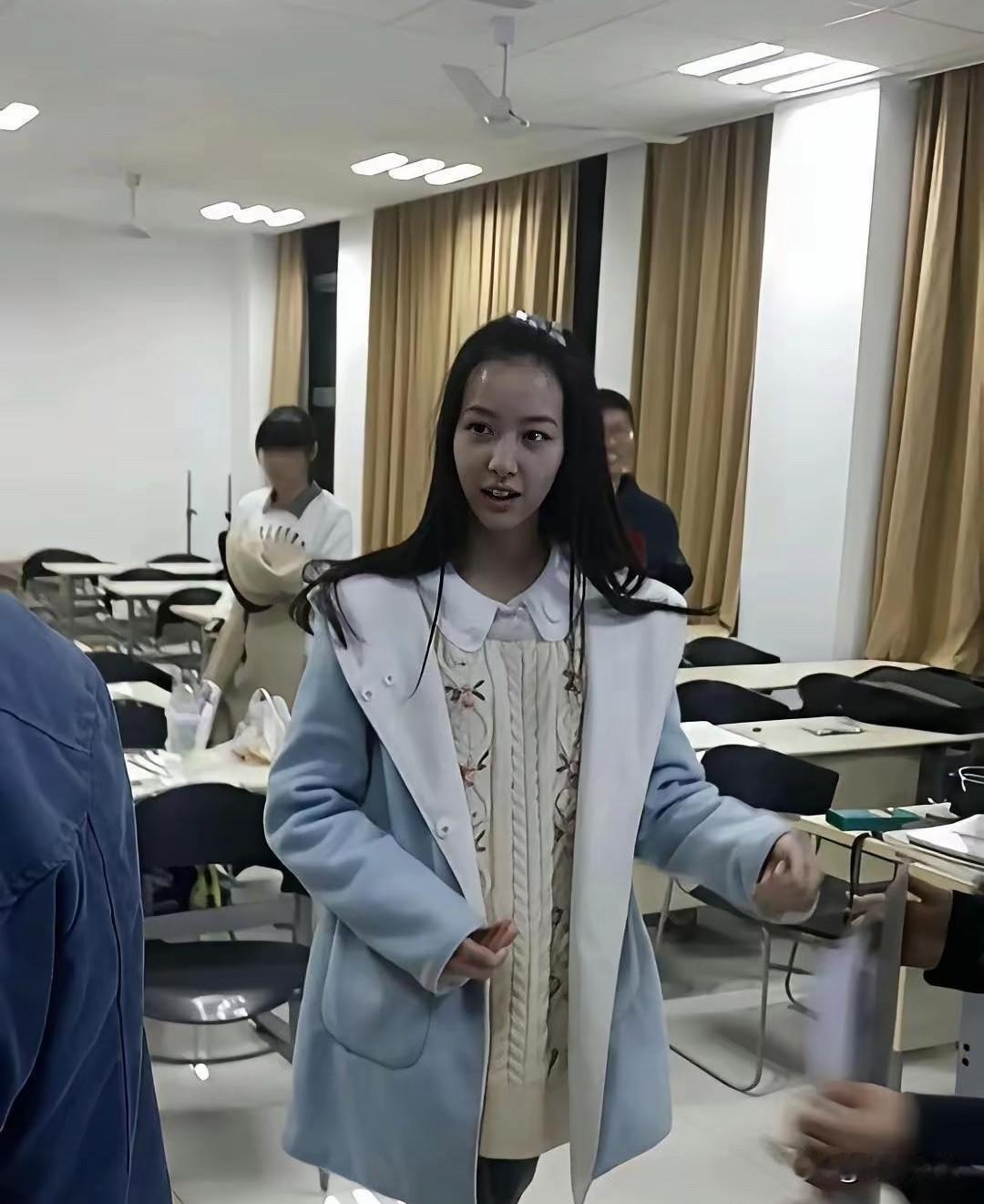 陈都灵大学时期旧照素颜当年校花！一身浅蓝大衣，内搭米白针织衫，简单的穿搭干净