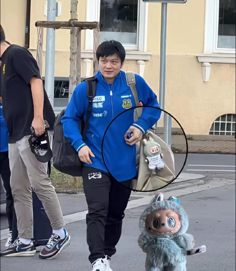 天呐！原来樊振东也爱labubu，这挂件太萌了！！瞧瞧他包包上配的新挂件，是