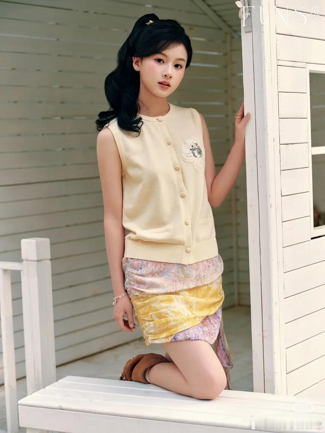 七七其实还是很小孩子啊只不过拍照比较僵硬，以后多拍就好了