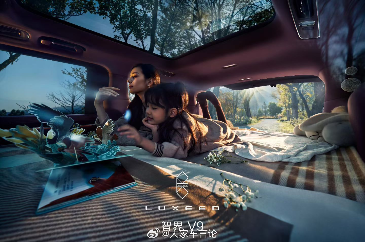 智界V9公布一组出行场景新图，一家人乐也融融的确就是MPV最美好的时光了。展车据