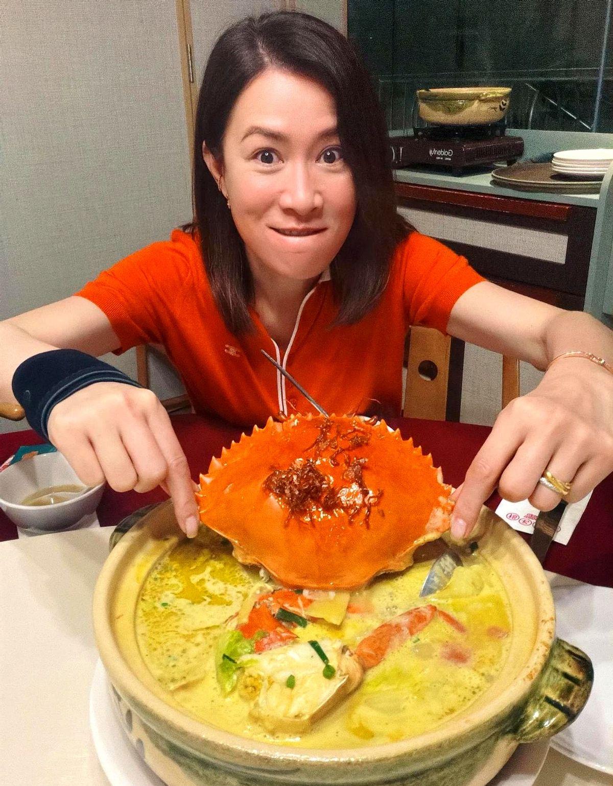 佘诗曼直言：来新加坡就是为了吃蟹！“Man姐”佘诗曼最近去新加坡参加黑珍珠颁