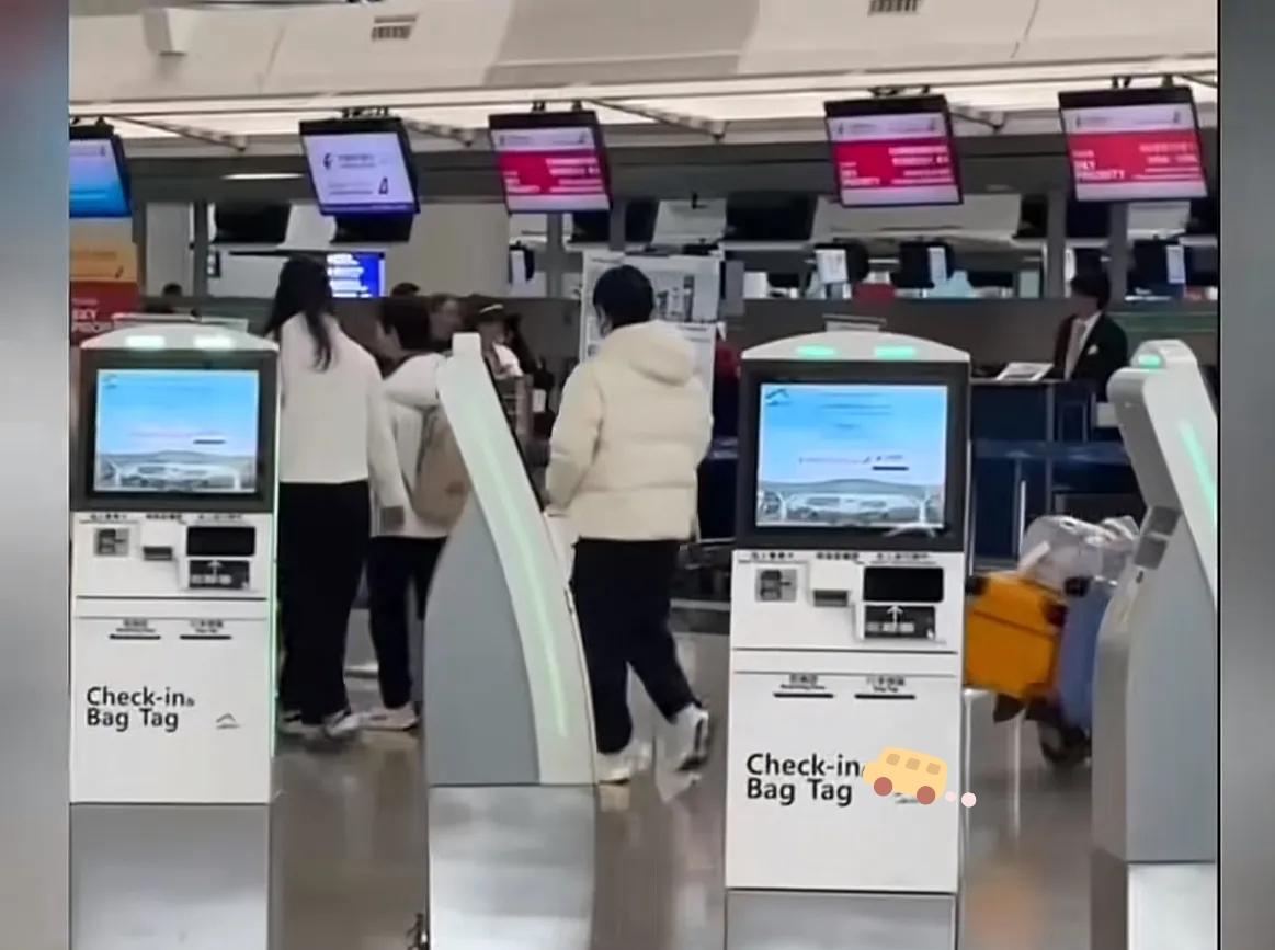 终于等到莎莎回京的消息了。脚踝受伤最少都要治疗小1,2个月才能痊愈，毕竟是急