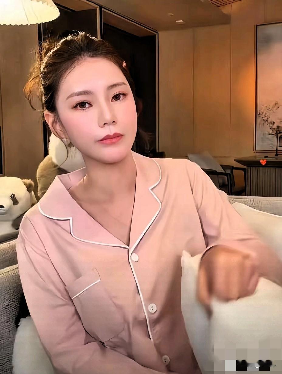 听马筱梅直播爆料才懂，张兰这次是真的彻底通透了！直接把自家豪宅大刀阔斧重