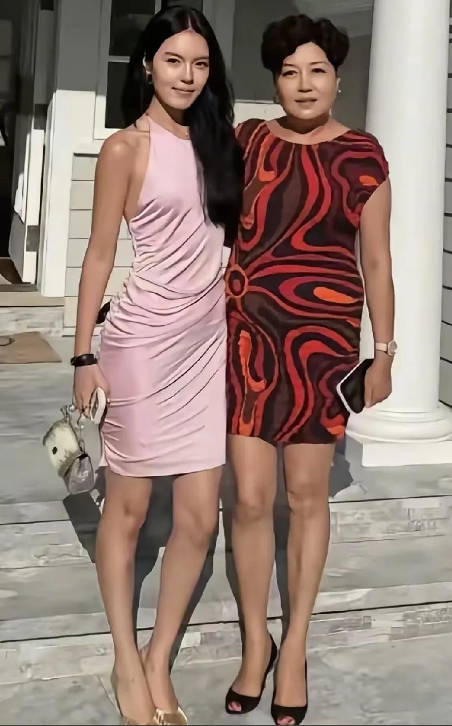 哈文与女儿法图麦在国外家门口的一张留影，女儿肤白貌美大长腿非常漂亮。哈文和女儿
