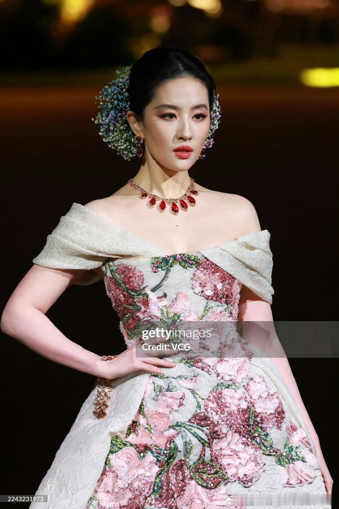 刘亦菲模糊的画面清晰的美貌网友北京偶遇刘亦菲购物，糊图也遮不住天仙的美貌，骨相优