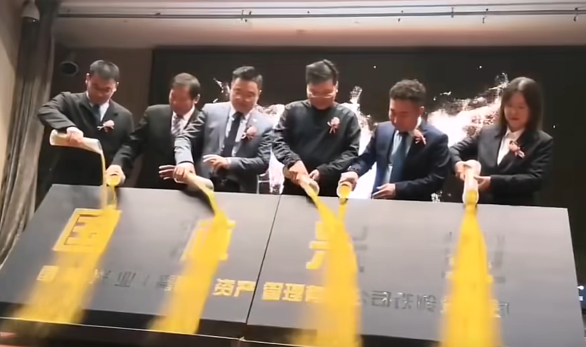 开业就是一盘散沙还是黄色字体，寓意黄了[doge]