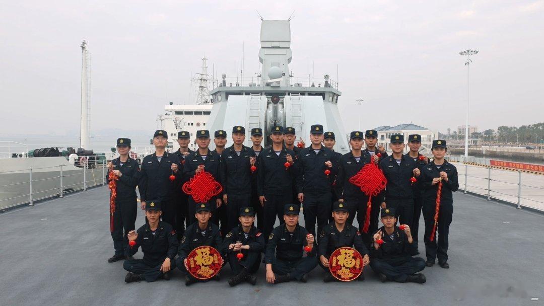 555钦州舰，其右侧是海警新型五千吨级补给船，很可能是第三艘：