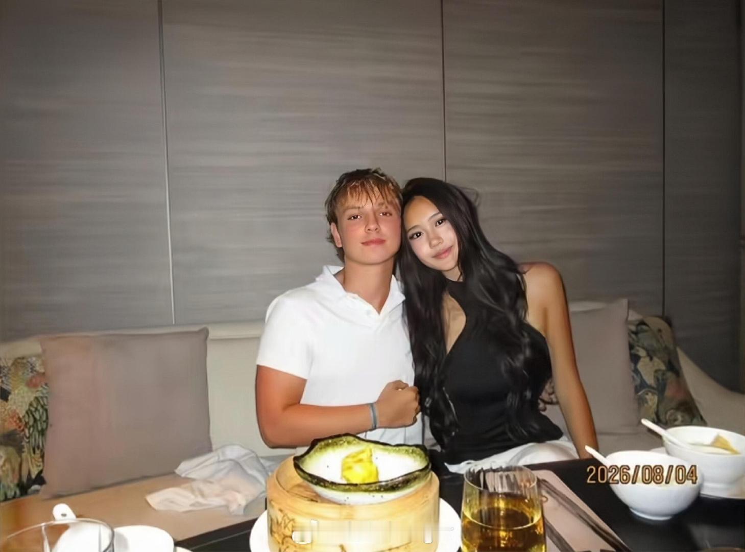 #钟丽缇女儿晒与男性朋友合照#考拉晒出的多图合照，有贴脸自拍还有餐桌合影，记录聚会时光。#钟丽缇女儿