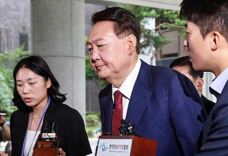 尹锡悦深夜离开当地时间7月5日，独立检察组对外通报称，对尹锡悦的第二次面对面问