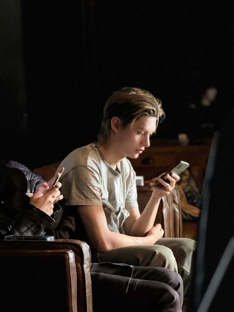 🦅像冬天阳光透过玻璃照进壁炉的木柴上的感觉😳而且你真的在发光啊赵雨凡😭