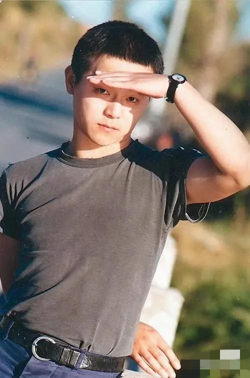 事实证明，王菲的眼光不服不行！第一任老公，窦唯，20年前就看透娱乐圈里有满