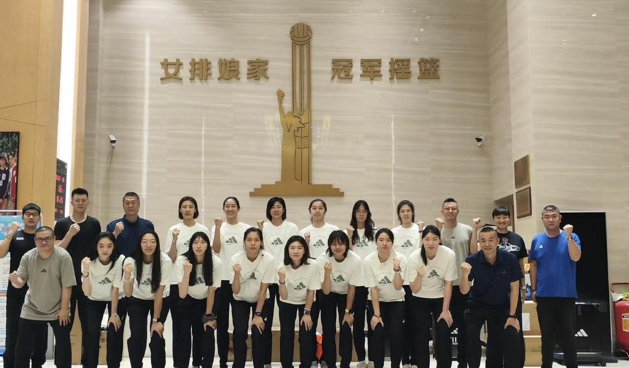 中国女排世锦赛14人大名单出炉！最强核心李盈莹回归、高意、杨舒茗搭上末班车，小将