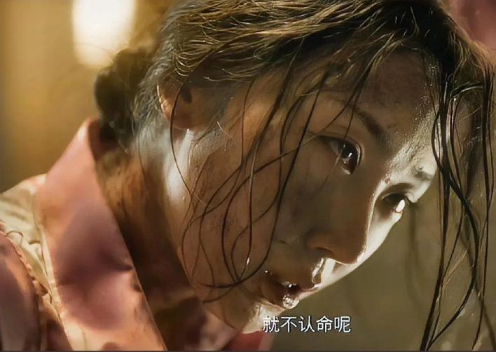 《潜渊》26集预告：江飞曼到底还是出事了，崔默的手下把她给擒住了，当着梁朔的面