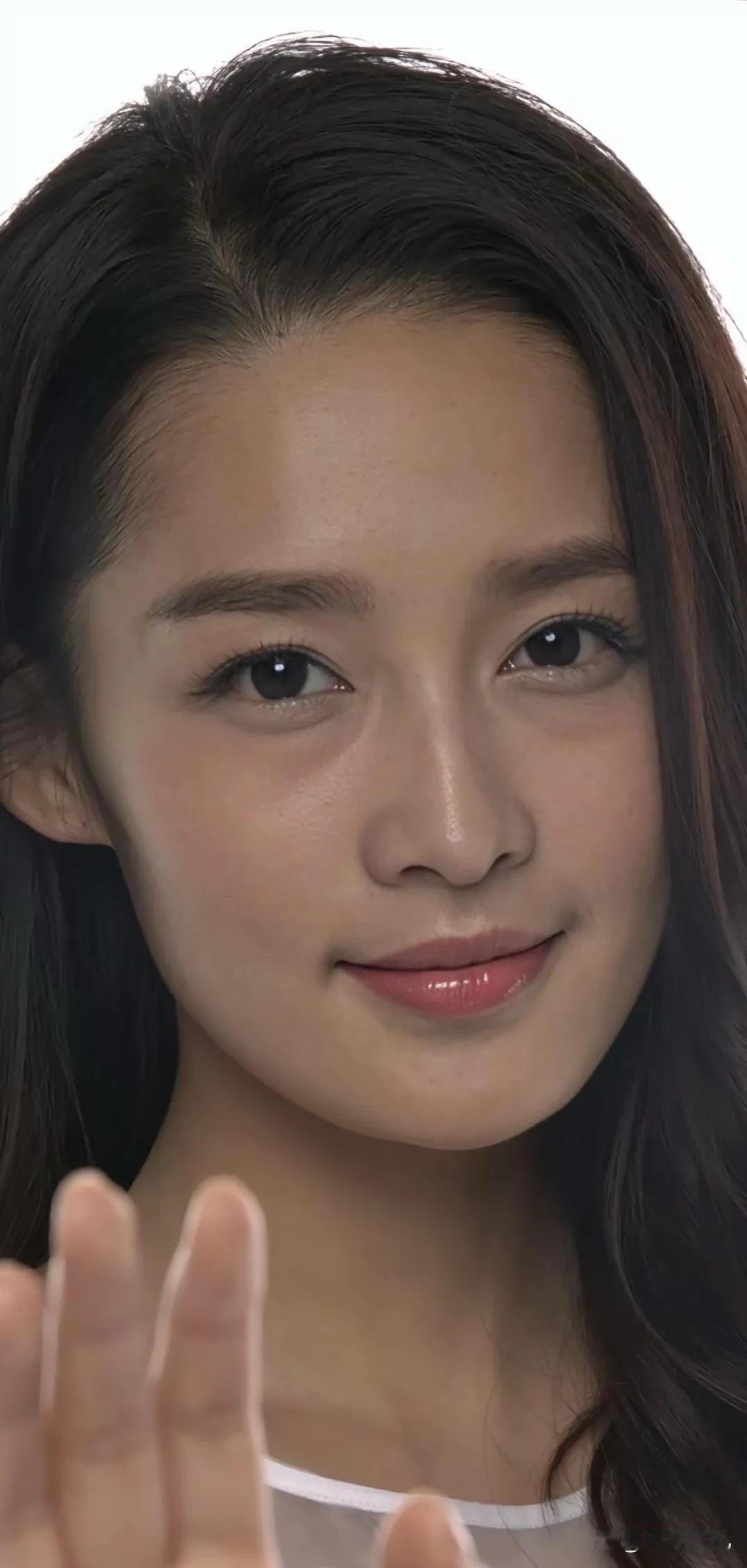 无滤镜原相机下的李沁，颜值依旧能打，清新自然又耐看，这状态谁能不爱！