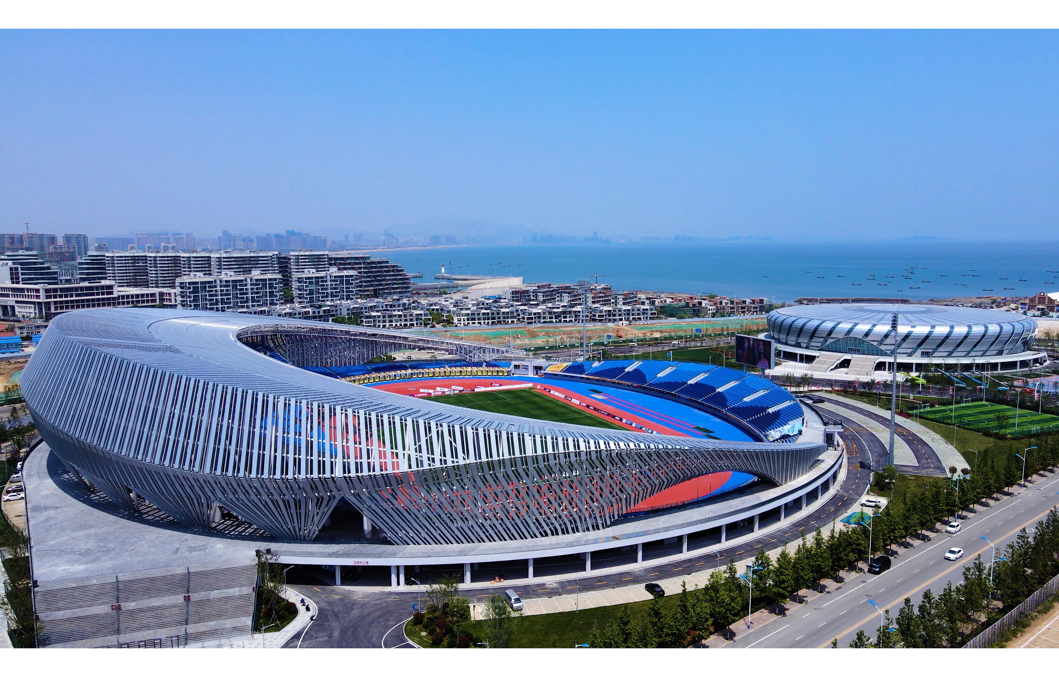 中超球场巡礼丨青岛西海岸西海岸大学城体育场，位于青岛市黄岛区南侧。黄岛区和国家级