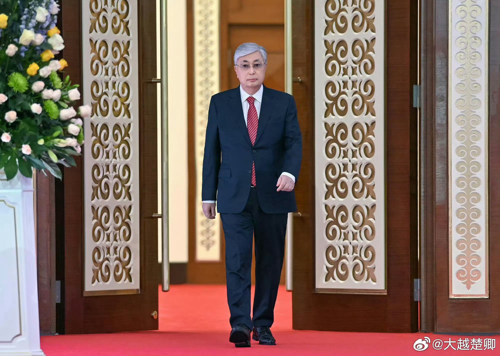 哈萨克斯坦举行修宪公投，使托卡耶夫有资格参加下届总统大选。英媒说，哈国总统实现一