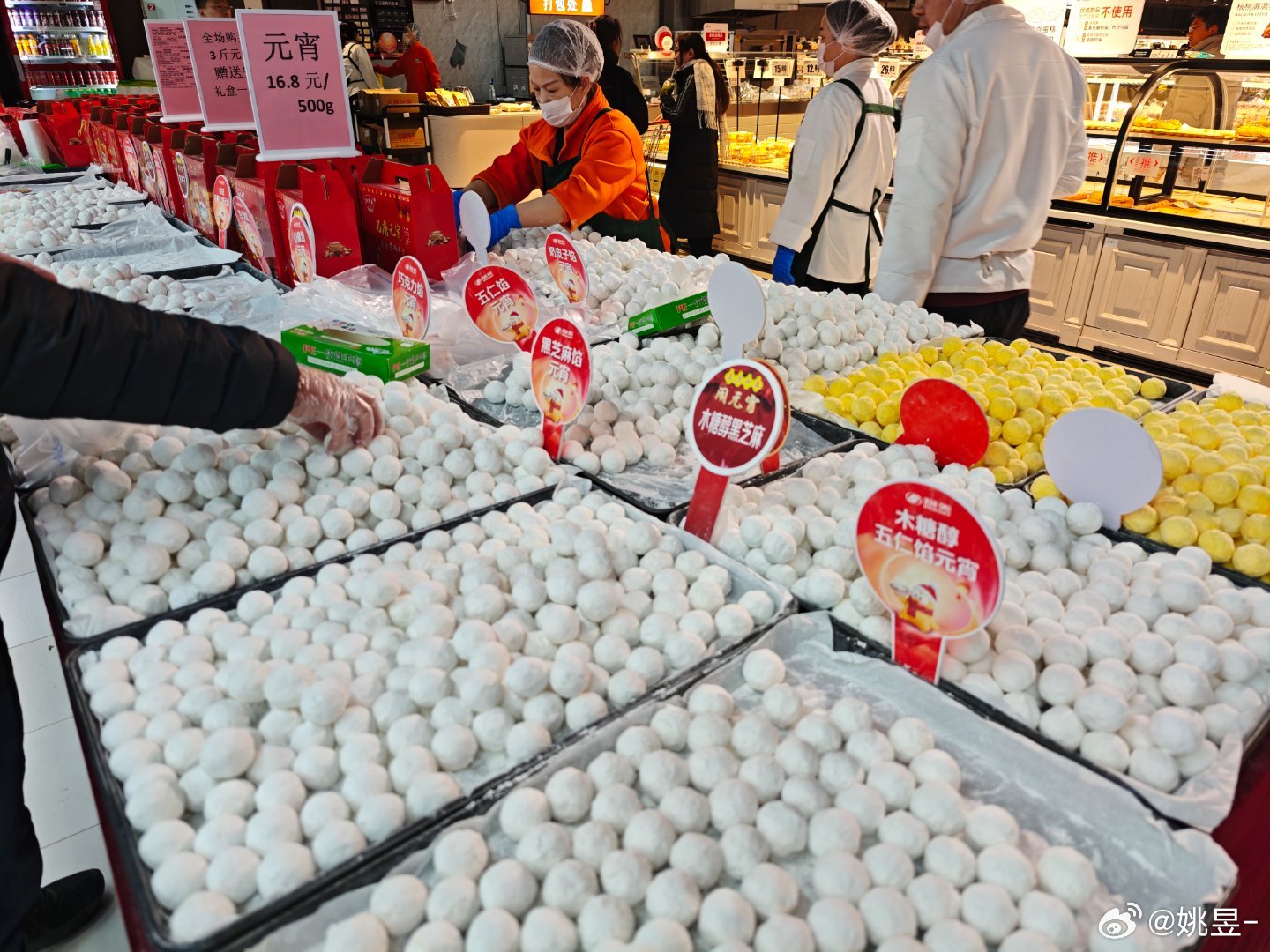 看见超市开始卖元宵，才发现元宵节要到了口味挺多啊，五仁、黑芝麻、火龙果……还有奶