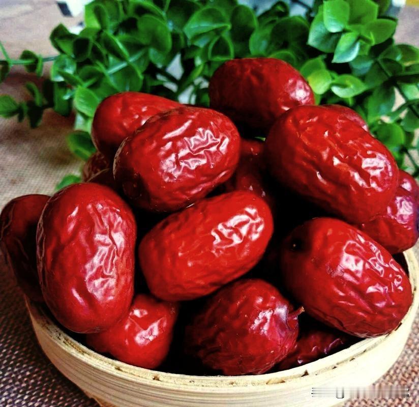 气血虚弱的女同胞们，吃东西的时候，可以做适当的选择，尤其是在冬季，正是大补的机会