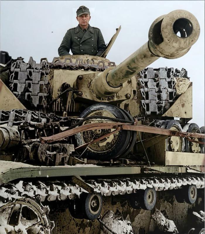 1944年，二战末期，东线战场德军装备的四号坦克正在行进中！大家对该型号坦克