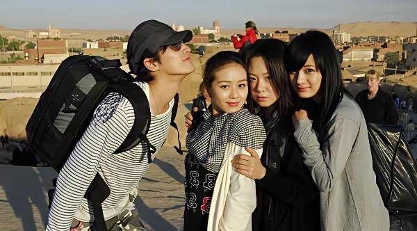 2009年，电视剧《仙剑传奇3》剧组演员，一起去埃及旅游的画面。胡歌、袁弘