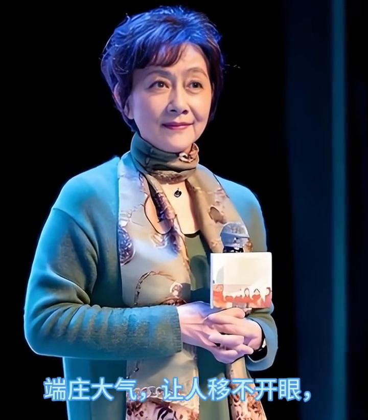 她的美让岁月都认输。七十多岁依旧温婉知性，端庄大气，让人移不开眼。穿着简单却不失