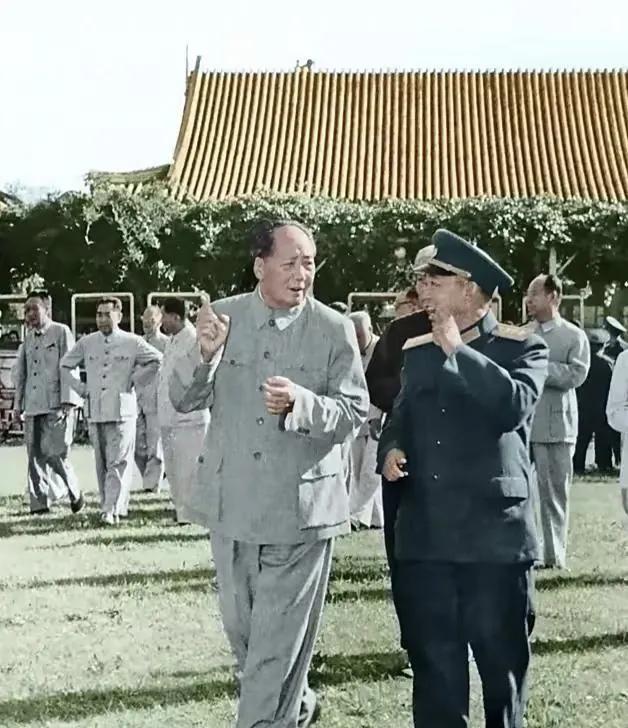 历史照片一张，1962年，毛主席在接见空军代表时与刘亚楼亲切交谈。